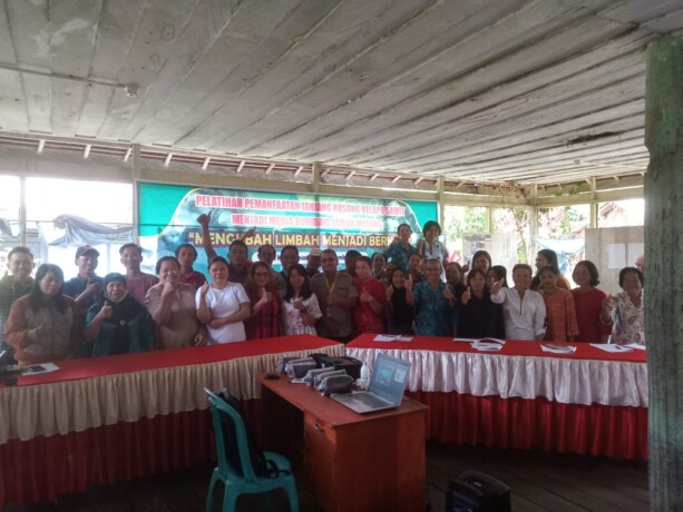 PELATIHAN : Warga Desa Mirah Kalanaman Kecamatan Katingan Tengah foto bersama usai pelatihan pemanfaatan Jankos sawit yang digelar PT KBK, Senin (14/11).