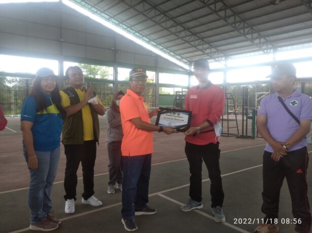 Sekda Bartim Panahan Moetar didampingi Kepala Dinkes Bartim dr Jimmi WS Hutagalung dan Direktur RSUD Tamiang Layang dr Vinny Safari menyerahkan piagam atas prestasi puskesmas dalam menyukseskan program vaksinasi anak dan Covid-19, Jumat (18/11/2022). (DIN