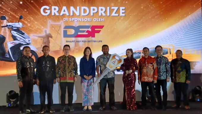 ACARA FUSO : Vice Presiden Marketing Strategy Office PT KTB Yukiko Yagi (empat dari kiri) bersama Manajemen Dealer PT SDIM Wandy Koerniady saat penyerahan grandprize kepada pelanggan, Sabtu (26/11).