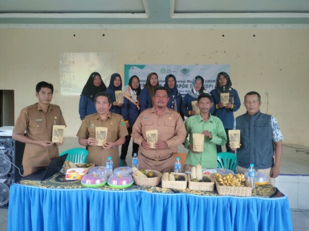 PEMBINAAN : Jajaran Disperindagkop dan CBI Group ketika Bimtek di Kabupaten Pulang Pisau, belum lama ini.