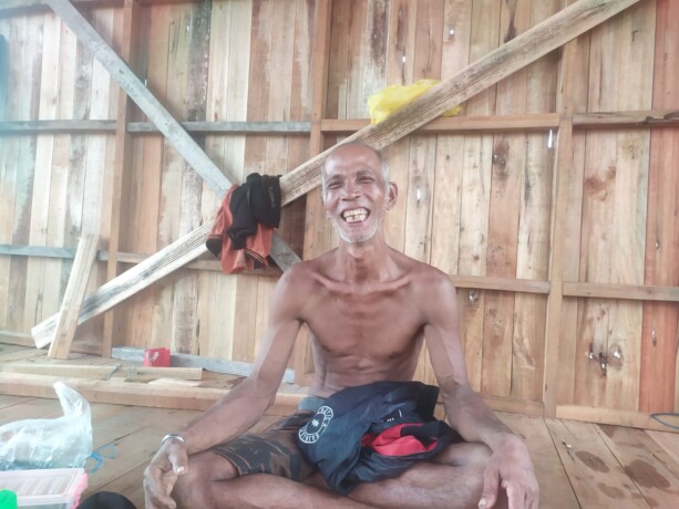 Ramang Sahdi menceritakan pengalamannya selama tersesat di hutan saat mencari kayu di wilayah Kelurahan Petuk Katimpun.  AKHMAD DHANI/KALTENG POS