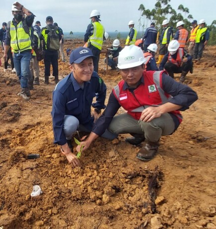 TANAM POHON: Presiden Direktur PT Korintiga Hutani Hironobu Abe bersama Direktur PT Korintiga Hutani Park Jong Myung dan Deputy General Manager Rais Sugito menanam pohon eucalyptus pellita, Senin (28/11). FOTO: SONY/KALTENG POS