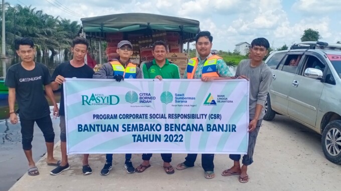 BUKTI PEDULI : Tim CSR PT CBI Group ketika menyalurkan bantuan untuk korban banjir yang ada di wilayah Kolam, Kabupaten Kobar