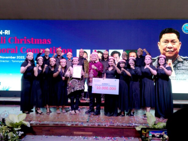 Tim Paduan Suara BNNP Kalteng yang berhasil meraih juara 1 kategori paduan suara dewasa dalam kegiatan BNN RI Bali Christmas Choral Competition.