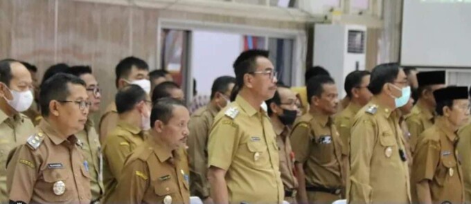 Wakil Bupati Barito Utara Sugianto Panala Putra didampingi Kepala Dinas Sosial, Pemberdayaan Masyarakat dan Desa Barito Utara Everyadinoor menghadiri rapat kordinasi penanggulangan kemiskinan tingkat Provinsi Kalimantan Tengah tahun 2022 di Aula Jayang Ti