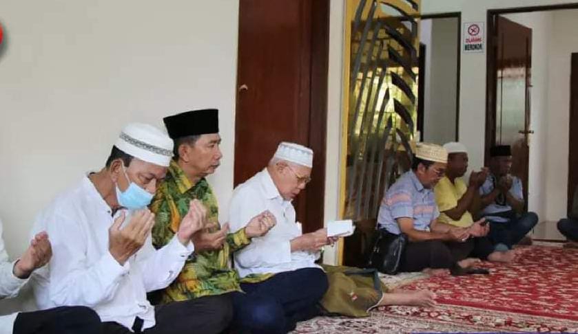 Bupati Barito Utara H Nadalsyah beserta keluarga menggelar syukuran dan doa bersama dalam rangka memohon doa keselamatan dan kelancaran untuk pelaksanaan ibadah umrah ke Tanah Suci di kediaman pribadi Nadalsyah di Banjarmasin, Kalimantan Selatan, Sabtu (1