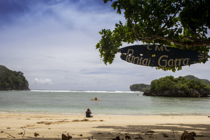 INDAH ALAMNYA, BERSIH PANTAINYA: Pantai Gatra, salah satu pantai yang ada di kawasan Clungup Mangrove Conservation Tiga Warna, Kabupaten Malang. Pantai yang merupakan tempat konservasi itu sangat enak di pandang. AGUS PRAMONO/KALTENG POS