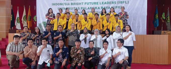 SENANG: Para mahasiswa penerima beasiswa IBFL bersama dengan pihak UPR dan Manajemen Adaro Group di Aula Rahan UPR, Selasa (15/11).