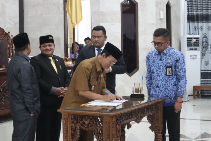 Wakil Bupati Kapuas HM. Nafiah Ibnor menandatangani kesepakatan atas Raperda APBD tahun anggaran 2023 pada saat Paripurna ke-10 masa persidangan 1 tahun sidang 2022 di ruang rapat DPRD Kapuas, Selasa (29/11/2022).HUMAS
