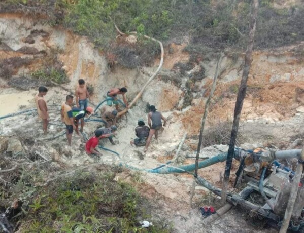 Lokasi tambang yang longsor menimbun para penambang lokal, Senin (14/11/2022).