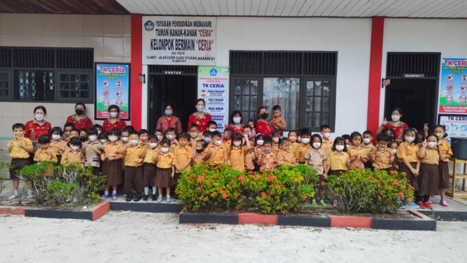 Anak-anak dan para guru TK Ceria, Palangka Raya. (HENY/KALTENG POS)
