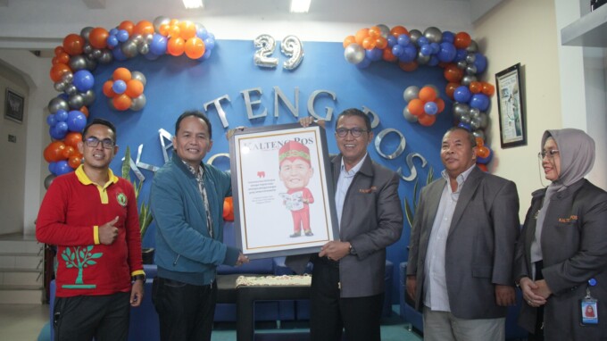 Anggota DPR RI H Agustiar Sabran menerima kenang-kenangan dari Direktur PT Kalteng Pos Press Dr HM Wahyudie F Dirun pada momentum HUT ke-29 Kalteng Pos, kemarin (2/12/2022). (ADJI/KALTENG TV)