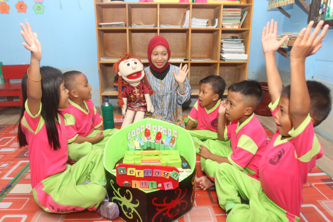 Kurnia Sari SPd bersama anak didiknya di TK Negeri Satu Atap Tumbang Rungan, Kecamatan Pahandut, Sabtu (3/12/2022).  AGUS PRAMONO/KALTENG POS