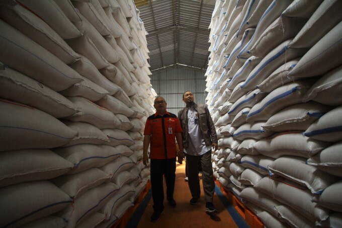 Kepala DKP Kalteng Riza Rahmadi didampingi Pemimpin Wilayah Perum Bulog Kanwil Kalteng Amrullah melihat langsung stok beras di Gudang Bulog Bukit Tunggal, Palangka Raya, Jumat (9/12/2022). (DENAR/KALTENG POS)