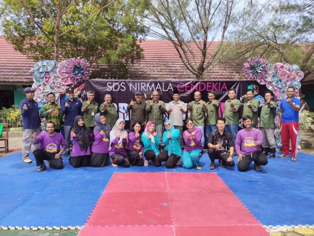 Sejumlah manajemen PT NAL bersama pihak sekolah dan perwakilan Dikbud dan DLHK Lamandau saat menghadiri acara Creative Day di SD Swasta Nirmala Cendekia, binaan PT Nirmala Agro Lestari. (FOTO HUMAS UNTUK KALTENG POS)
