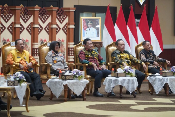 Wakil Gubernur Kalteng H Edy Pratowo dan beberapa perwakilan forkopimda dan institusi menghadiri puncak Hakordia di Aula Jayang Tingang, Kantor Gubernur Kalteng, Jumat (9/12/2022). (FOTO DISKOMINFOSANTIK UNTUK KALTENG POS)