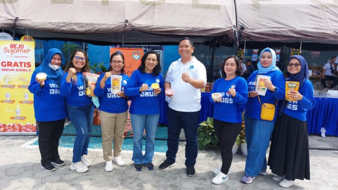 Kepala BNNP Kalteng, Brigjen Pol Drs Sumirat Dwiyanto saat meninjau stand.