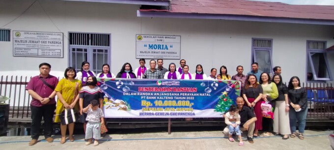 KEBERSAMAAN : Ketua Panitia Natal Keluarga Besar PT Bank Kalteng Imanuel Oktabela saat menyerahkan bantuan kepada Ketua Majelis Jemaat GKE Panenga Pdt Yulita Ikat STh dan Ketua Majelis Jemaat GKE Parawei Pdt Eva Yulianty MTh, Minggu (11/12).