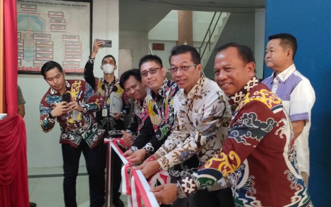 POTONG PITA : Bupati Mura Perdie M Yoseph (dua dari kanan) didampingi Pemimpin Bank Kalteng Cabang Puruk Cahu Ernan Kurniato (tiga dari kanan) saat meresmikan Kantor Bank Kalteng Capem tipe C Unit Kantor Bappenda, Jumat (9/12).