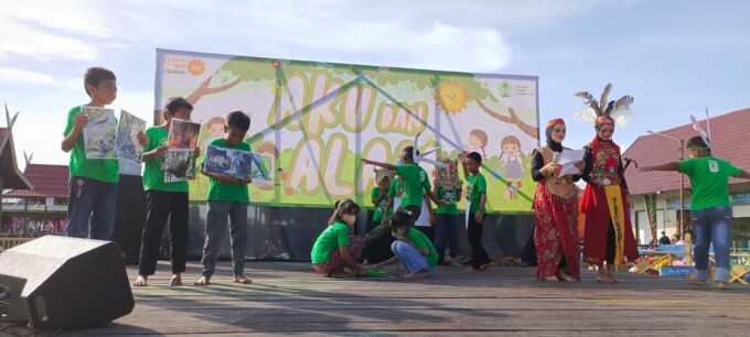 Anak-anak Komunitas Anak Sebangau dan Sebangau Ranger memainkan drama musikal. AGUS JAYA/KALTENG POS