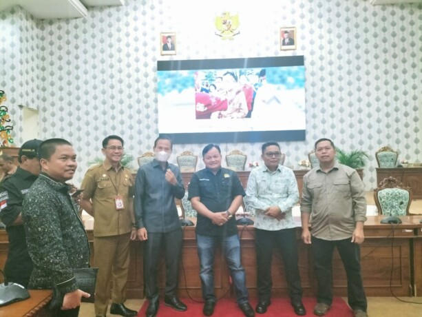 KUNJUNGAN: Ketua DPRD Kapuas Ardiansah dan Wakil Ketua I DPRD Kapuas Yohanes bersama anggota DPRD Kapuas saat kunjungan kerja di DPRD Katingan, Rabu (14/12). FOTO: HUMAS DPRD KAPUAS UNTUK KALTENG POS