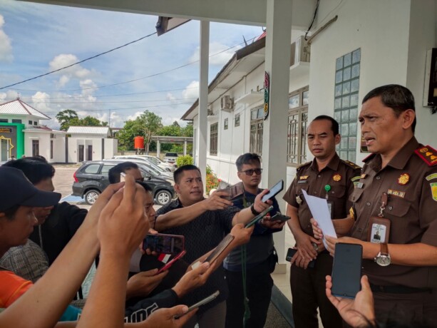 Kajari Katingan Tandy Mualim SH ketika memberikan keterangan kepada wartawan, terkait penetapan status enam tersangka dugaan Tipikor di Kantor Kejaksaan Negeri Katingan, Rabu (14/12/2022). JERI/KALTENG POS