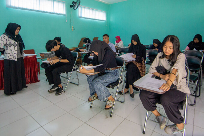 Siswa sedang melaksankan ujian penyetaraan paket di SPNF SKB, Jalan Wahidin Sudirohusodo, Palangka Raya, Kamis (15/12/2022). ARIEF PRATHAMA/KALTENG POS