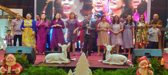 PERAYAAN : Ketua Panitia Natal Keluarga Besar PT Bank Kalteng Imanuel Oktabela bersama seluruh anggota panitia menyanyikan pujian pada perayaan Natal di Palangka Raya, Sabtu (17/12).