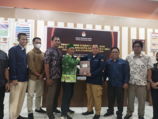 PENYERAHAN: Habib Said Abdurrahman menyerahkan berkas syarat dukungan bakal calon anggota Dewan Perwakilan Daerah (DPD) Provinsi Kalimantan Tengah (Kalteng) ke KPU Kalteng, Selasa (27/12/2022). FOTO: IRPAN JURAYZ/ KALTENG POS