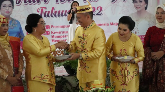 HUMAS UNTUK KALTENG POS  Wakil Bupati Gumas Efrensia LP Umbing yang juga Ketua GOW Gumas menerima potongan nasi tumpeng dari Bupati Gumas Jaya S Monong saat momen peringatan Hari Ibu, belum lama ini.