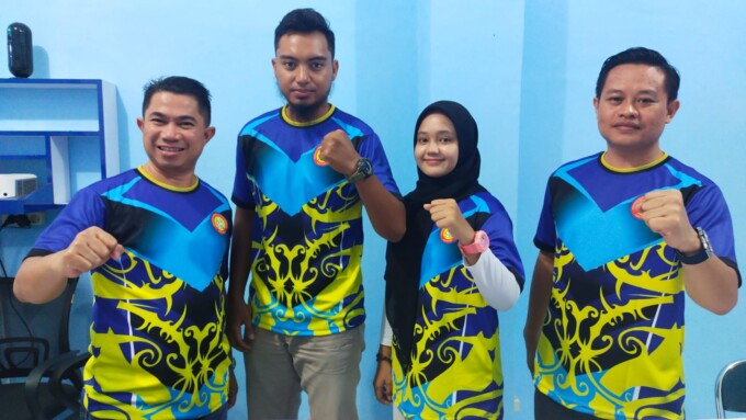 Ketua Umum Ju-Jitsu Kalteng H Junaidi (kiri) bersama pengurus dan atlet yang akan berlaga pada kejurnas di Yogyakarta. EMANUEL LIU LONGA/KALTENG POS