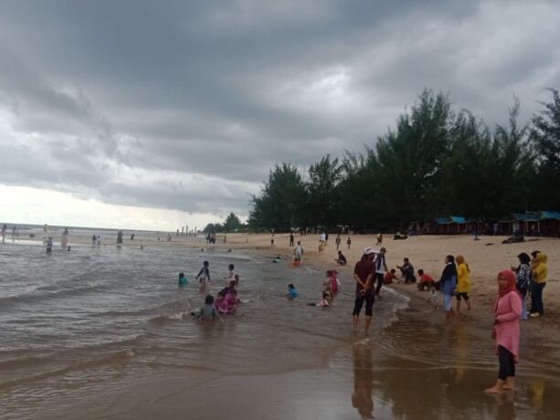 Para wisatawan mulai terlihat banyak untuk berkunjung objek wisata pantai ujung pandaran, suasana tersebut terlihat Minggu (25/12/2022) lalu. BAHRI/KALTENGPOS