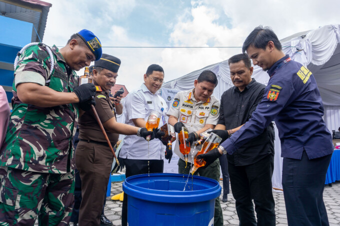 Bea Cukai Palangka Raya memusnahkan barang ilegal hasil sitaan, Rabu (7/12/2022). Pemusnahan itu diikuti perwakilan Polri, TNI, kejaksaan, BNN, dan pemerintah. ARIEF PRATHAMA/KALTENG POS