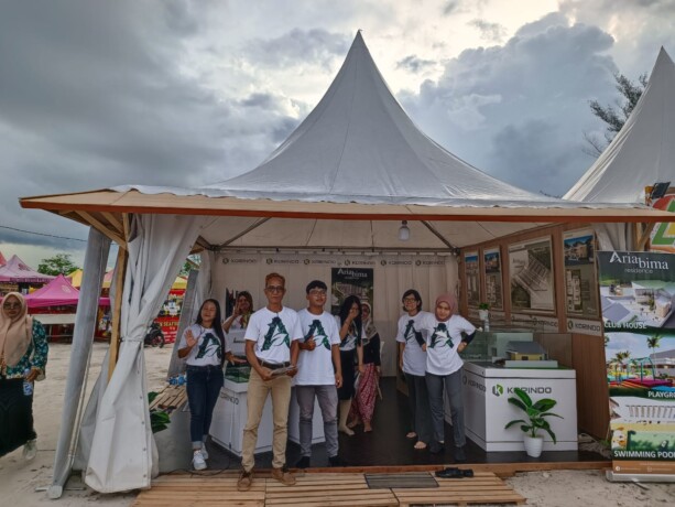 IKUT MENYUKSESKAN : Jajaran Management dan Pegawai Ariabima Property ketika menjaga stan di Kobar Expo, Pangkalan Bun Park, belum lama ini.