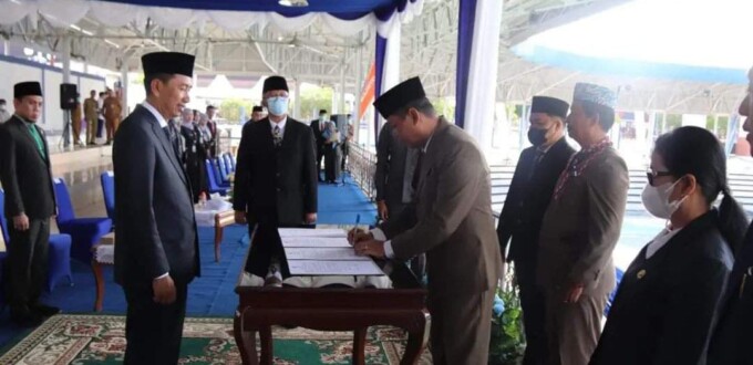 PELANTIKAN : Bupati Barito Utara H Nadalsyah melantik dan mengambil sumpah/janji jabatan dan pengukuhan pejabat pimpinan tinggi pratama, pejabat administrator dan pejabat pengawas serta pelantikan dan pengambilan sumpah janji damang lingkup Pemerintah Kab
