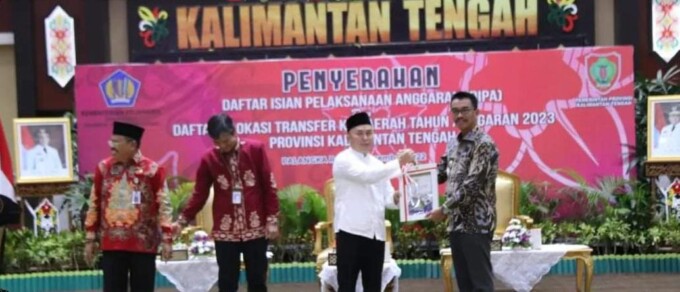 Wakil Bupati Barito Utara Sugiantpo Panala Putra menerima DIPA dan Daftar Alokasi Transfer ke daerah tahun anggaran 2023 yang diserahkan Gubernur Kalimantan Tengah H Sugianto Sabran di Aula Jayang Tingang, Palangka Raya, Jumat (2/12/2022).  ARIEF PRATAMA/