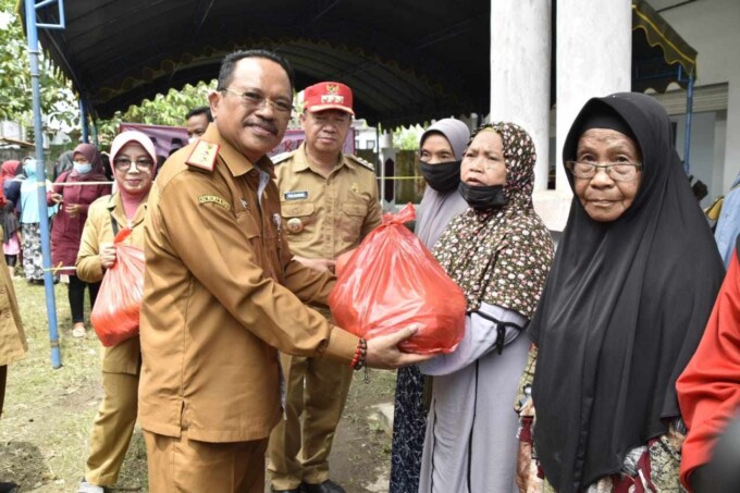 MENYERAHKAN : Sekretaris Daerah Provinsi Kalimantan Tengah H Nuryakin secara simbolis menyerahkan paket bahan pokok kepada warga di Desa Pembuang Hulu I, Kecamatan Hanau, Kabupaten Seruyan, Senin (19/12/2022). BIRO ADPIM UNTUK KALTENG POS