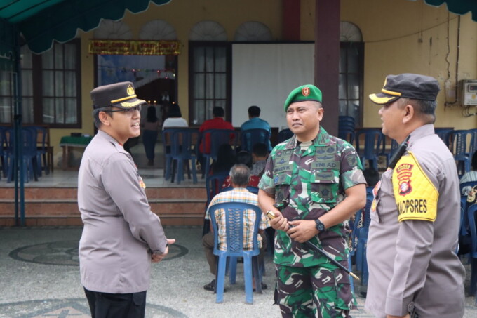 Kapolres Katingan AKBP P Sonny Bhakti Wibowo SH SIK MIK didampingi Dandim 1019/Katingan Letkol Inf Anggun Wuriyanto SH MHan, ketika turun ke lapangan untuk melihat pengamanan Natal di wilayah Kota Kasongan, Sabtu (24/12/2022) lalu. (HUMAS POLRES KATINGAN)
