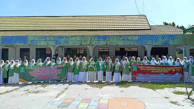 Perempuan-perempuan tangguh yang tergabung di Fatayat Nahdlatul Ulama (NU) Kalteng memberi pernyataan sikap di penghujung tahun. AGUS PRAMONO/KALTENG POS