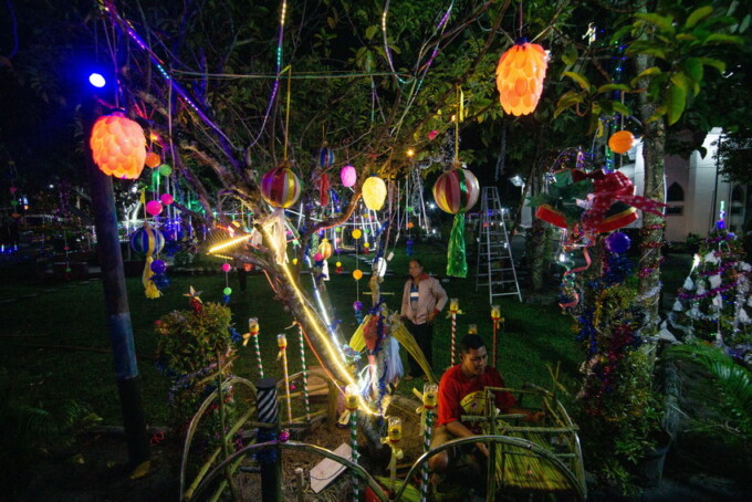 SAMBUT NATAL: Pengurus bersama umat mendekorasi halaman dan bangunan Gereja Katedral Santa Maria, Jalan Tjilik Riwut, Palangka Raya. FOTO: ARIEF PRATHAMA/KALTENG POS