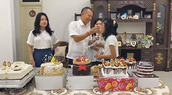 MOMEN: Bupati Gunung Mas,Jaya Samaya Monong bersama keluarga saat merayakan hari ulang tahun ke-43, Jumat (24/12).
