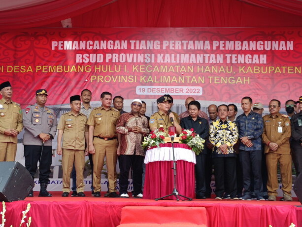 BANGUN INFRASTRUKTUR: Gubernur Kalteng H Sugianto Sabran bersama kepala daerah dan forkopimda memencet tombol sirene tanda dimulainya pembangunan rumah sakit tipe B di Kecamatan Hanau, Kabupaten Seruyan, Senin (19/12). FOTO: EMANUEL LIU LONGA/KALTENG POS