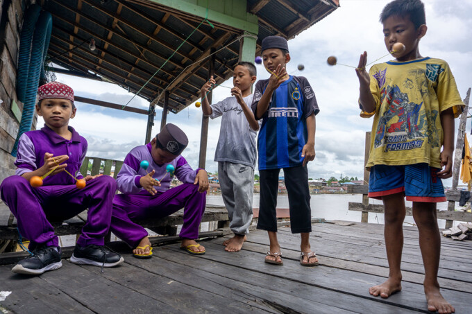 DI BAWA KE MANA-MANA: Anak-anak Kompleks Flamboyan Bawah, Palangka Raya selalu membawa bekal lato-lato ketika ke luar rumah. ARIEF PRATHAMA/KALTENG POS