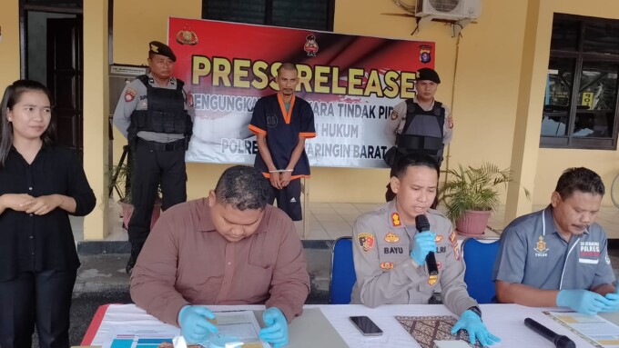 PENGUNGKAPAN: Kapolres Kobar AKBP Bayu Wicaksono (tengah) memimpin rilis tangkapan pelaku pengedar sabu, Selasa (10/1/2023). SONI/KALTENG POS