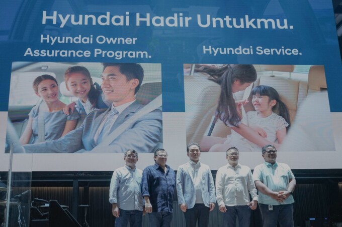 KEBERSAMAAN : Constantinus Herlijoso  Head of Sales Planning HMID foto bersama Erwin Djajadiputra Sales Director HMID, Woojune Cha President Director HMID, Makmur  Chief Operating Officer HMID dan Putra Samiaji Head of Before Service Department HMID saat