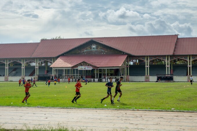 OLAHRAGA: Beberapa anak muda tengah berolahraga di lapangan Sanaman Mantikei Kota Palangka Raya, Rabu (18/1). (FOTO: ARIEF PRATHAMA/KALTENG POS )