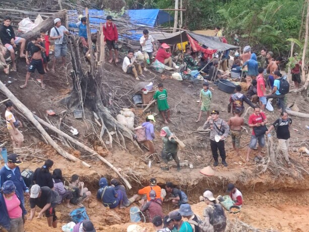 KAPOLSEK UNTUK KALTENG POS  IMBAUAN KEAMANAN: Kapolsek Tewah Ipda Teguh Triyono mengimbau warga agar menjaga keamanan dan ketertiban di lokasi mencari emas.