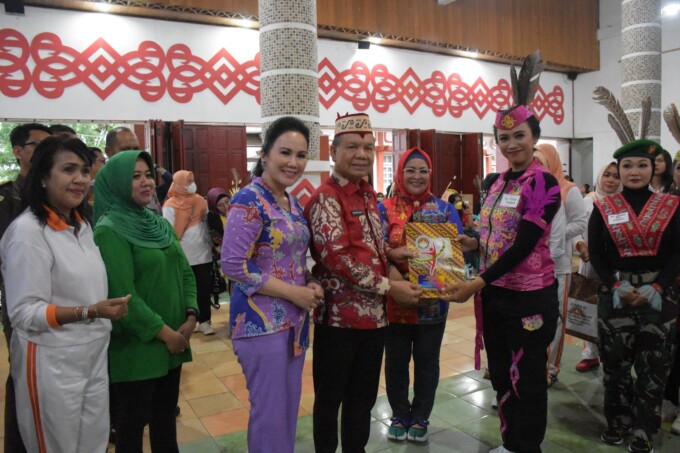 SERAHKAN: Bupati Kapuas Ben Brahim S Bahat didampingi Penasihat DWP Ary Egahni Ben Bahat, Sekda Kapuas Septedy dan Ketua DWP Kapuas Apollonia saat menyerahkan piagam kepada para pemenang lomba paduan suara dan senam kreasi dalam rangka memperingati HUT ke