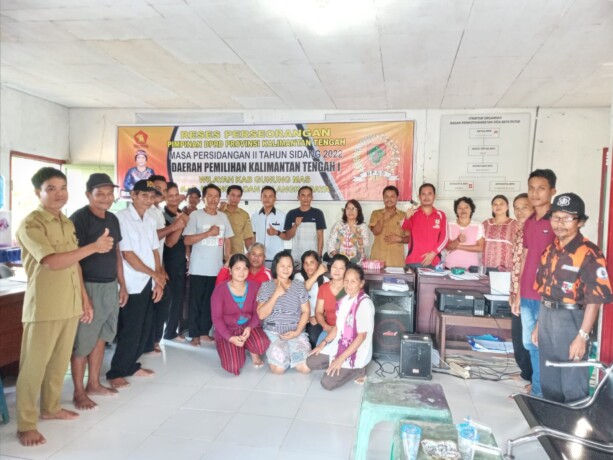 RESES: Anggota DPRD Kalteng Kuwu Senilawati saat melaksanakan reses perseorangan ke Desa Tumbang Kuayan, Kecamatan Rungan Barat, Kabupaten Gumas, belum lama ini.