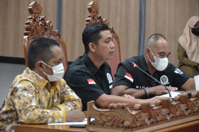 RAPAT: Ketua Komisi IV DPRD Kotim Muhammad Kurniawan Anwar (tengah) saat memimpin rapat, beberapa waktu lalu. (FOTO: BAHRI/ KALTENG POS)